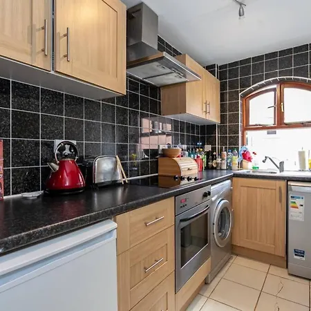 Beautiful Riverside 2 Bed Apartmán *