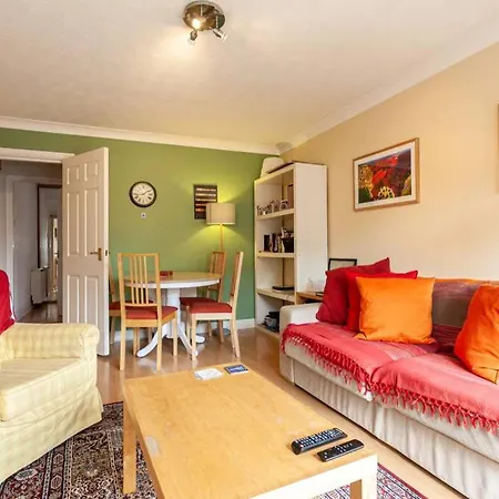 Beautiful Riverside 2 Bed Apartment