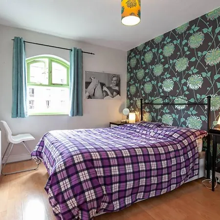 Beautiful Riverside 2 Bed Apartment *